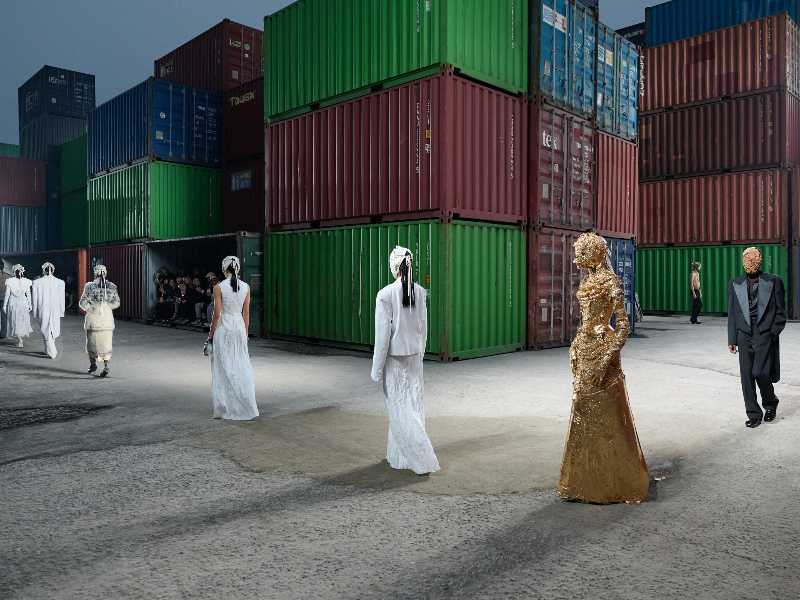 Porcellane e sete. Il finale della sfilata autunno-inverno di Maison Margiela che si è tenuta pochi giorni fa per la prima volta a Shanghai