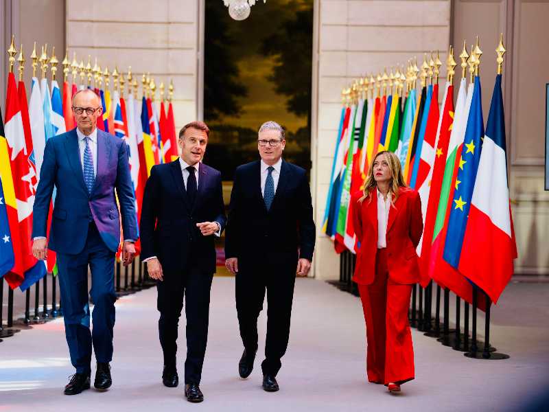 An handout picture provided by Palazzo Chigi press office shows the italian Prime Minister Giorgia Meloni (L), together with French President Emmanuel Macron, UK Prime Minister Keir Starmer, and German Chancellor Friedrich Merz at the meeting of allies to consider sending a multinational force to ensure security and free-flowing trade in the Strait of Hormuz, at the presidential Elysee Palace in Paris, 17 april 2026 ANSA / Palazzo Chigi press office handout +++ ANSA PROVIDES ACCESS TO THIS HANDOUT PHOTO TO BE USED SOLELY TO ILLUSTRATE NEWS REPORTING OR COMMENTARY ON THE FACTS OR EVENTS DEPICTED IN THIS IMAGE - NO ARCHIVING - NO LICENSING - NPK +++
