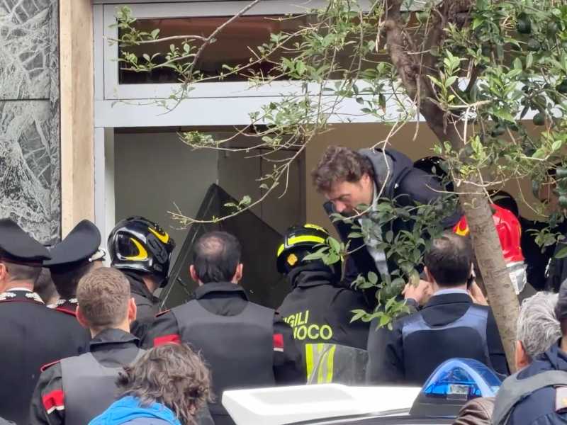 Ostaggi liberati dalle forze dell'ordine durante la rapina nella banca Credit Agricolè in Piazzale Medaglie D’oro a Napoli(foto da frame video Gattordo via LaPresse)