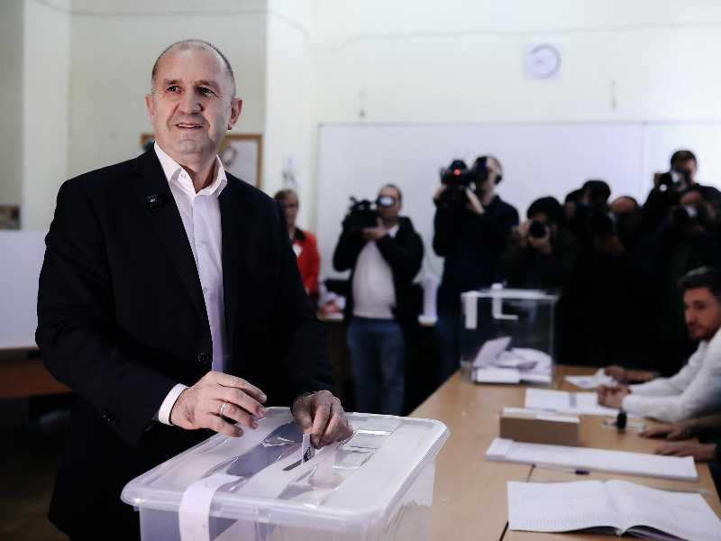 epa12899729 Rumen Radev, leader of the Progressive Bulgaria (PB) coalition, casts his ballot during the parliamentary elections in Sofia, Bulgaria, 19 April 2026. Approximately 6.6 million voters are heading to the polls to elect 240 members of the National Assembly in an attempt to establish a stable coalition government following a period of prolonged political deadlock in the Balkan nation.  EPA/BORISLAV TROSHEV
