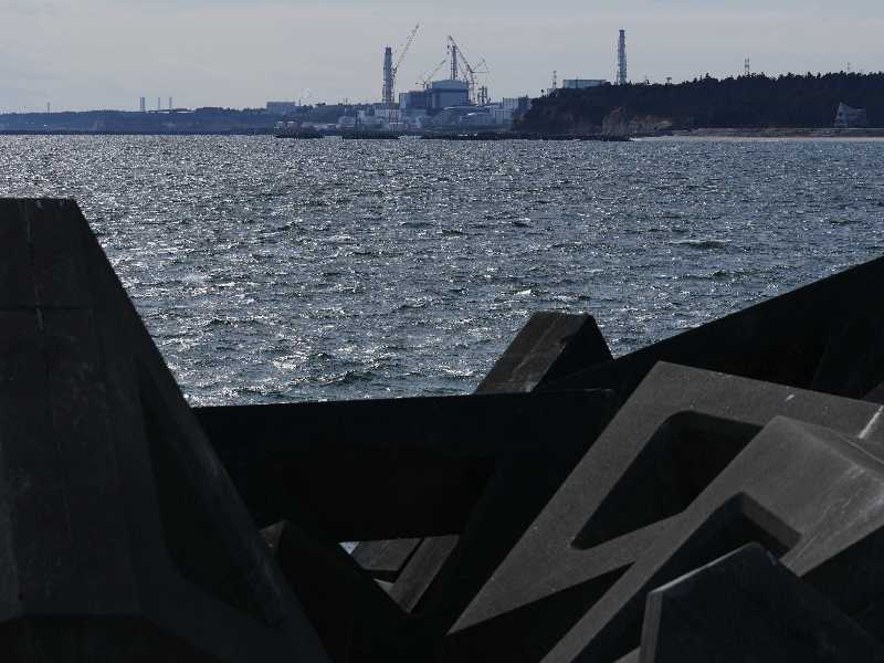 La centrale nucleare di Fukushima danneggiata l'11 marzo 2011 dal terremoto e dallo tsunami, vista dal porto di Ukedo nel febbraio 2026 (AP Photo/Hiro Komae)