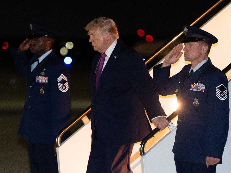 Il presidente americano Donald Trump arriva sull'Air Force One alla Joint Base Andrews (AP Photo/Alex Brandon)