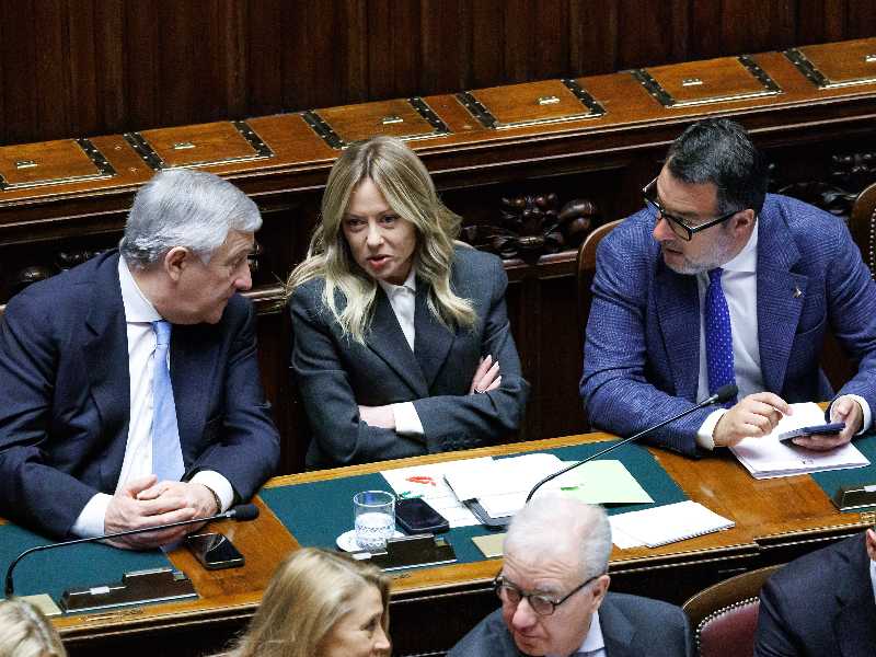 La presidente del Consiglio Giorgia Meloni, il ministro degli Esteri Antonio Tajani e il ministro delle Infrastrutture Matteo Salvini alla Camera (LaPresse)