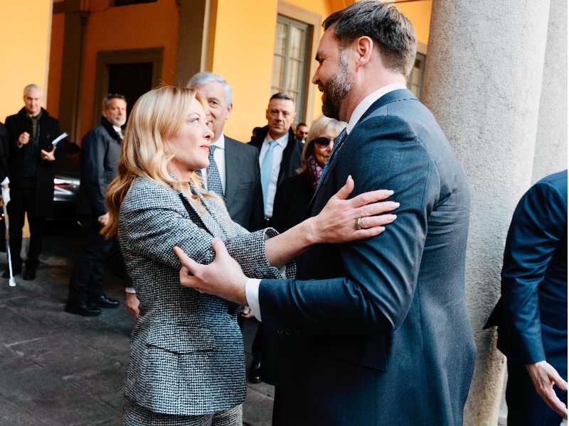 Il libro di Meloni con la prefazione di Vance che tutti fingono di dimenticare