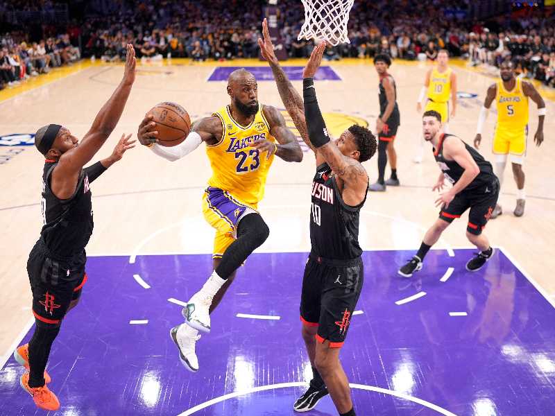 LeBron James a canestro in Gara-1 contro gli Houston Rockets (foto Mark J. Terrill per AP Photo via LaPresse)