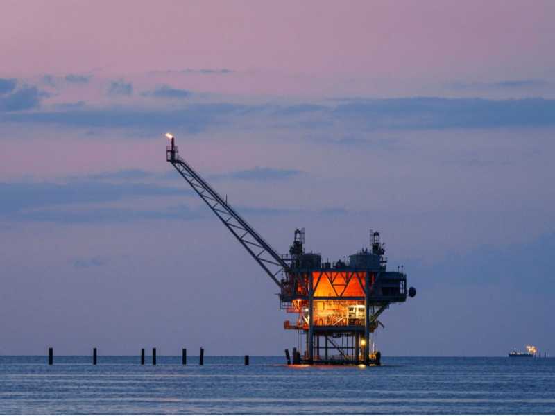 Una piattaforma offshore per l'estrazione di gas naturale liquefatto (foto J. David Ake/Getty Images)