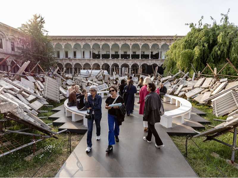 Un'istallazione del Fuorisalone all'Università Statale di Milano (foto Andrea Carrubba/Anadolu via Getty Images)