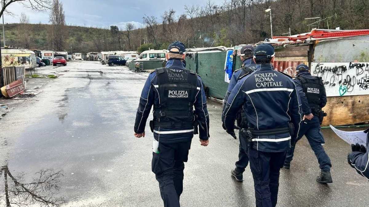 Immagine di Vigili senza pistola: a Roma oltre 500 agenti in strada disarmati