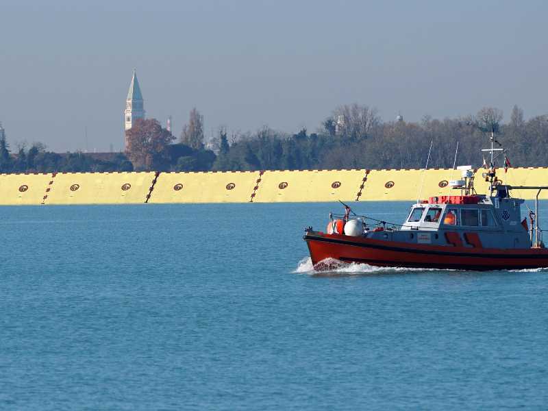 Una panoramica sulle barriere mobili del Mose, attivate alla bocca di porto di San Nicolò del Lido, Venezia. Foto Ansa