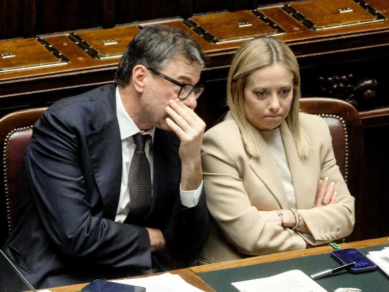 Il ministro dell’Economia Giancarlo Giorgetti e la presidente del Consiglio Giorgia Meloni (foto Mauro Scrobogna / LaPresse)