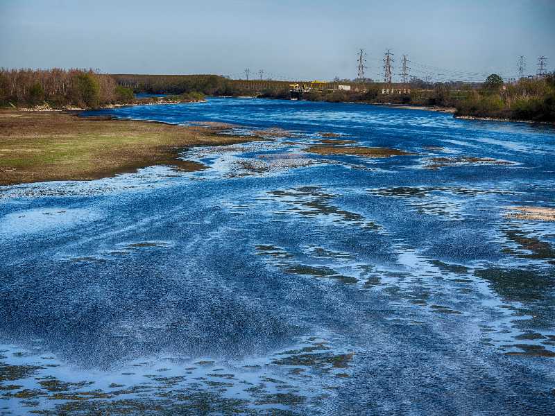 Una veduta del fiume Po al confine tra Lombardia ed Emilia Romagna a Castel San Giovanni (Piacenza), 25 marzo 2023. Sullo sfondo la centrale termoelettrica 'La Casella''. ANSA/ PIERPAOLO FERRERI