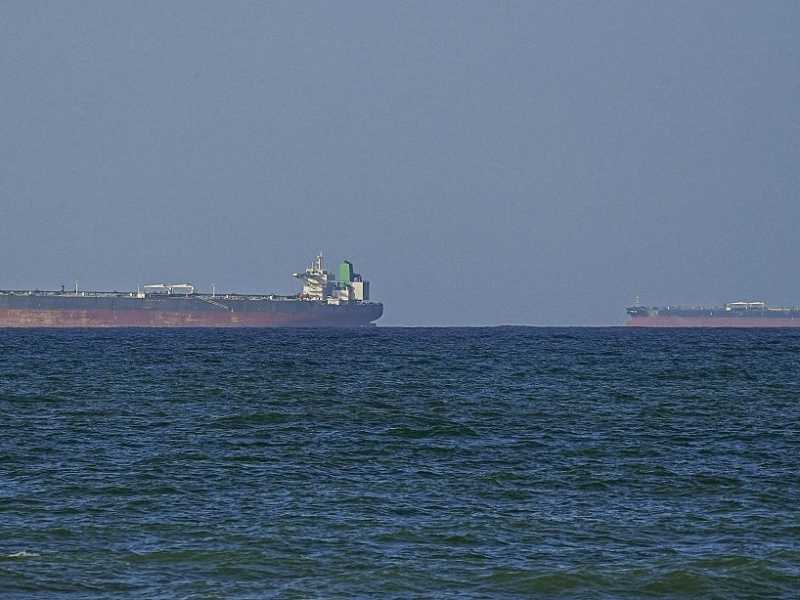 Navi portacontainer ferme nello Stretto di Hormuz (foto Shady Alassar/Anadolu via Getty Images)