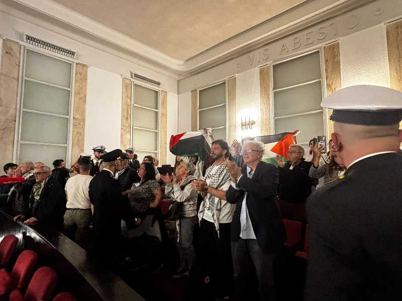 Protesta proPal in Consiglio comunale a Milano per la decisione del sindaco Sala di proseguire il gemellaggio con la città di Tel Aviv (foto ANSA)