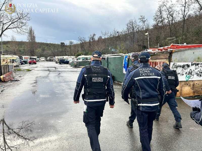Gli agenti della Polizia locale di Roma Capitale al campo rom di via Candoni