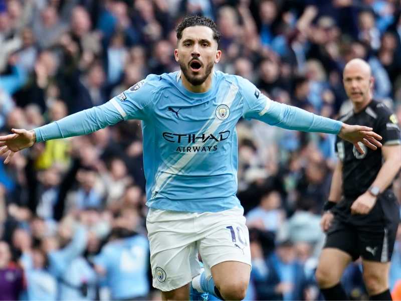 Manchester City's Rayan Cherki celebrates after scoring his side's first goal during the English Premier League soccer match between Manchester City and and Arsenal, in Manchester, England, Sunday, April 19, 2026. (AP Photo/Dave Thompson) asoociated Press / LaPresseOnly italy and spain