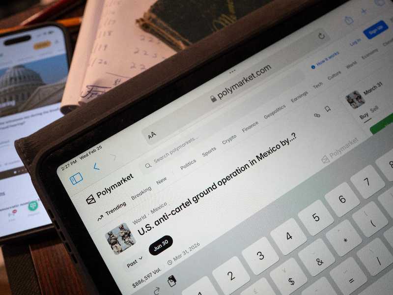 Le piattaforme online di scommesse sui mercati di pronostici, come Polymarket e Kalshi, consentono alle persone di scommettere su una vasta gamma di argomenti come sport, finanza, politica ed eventi di attualità (Scott Olson/Getty Images)