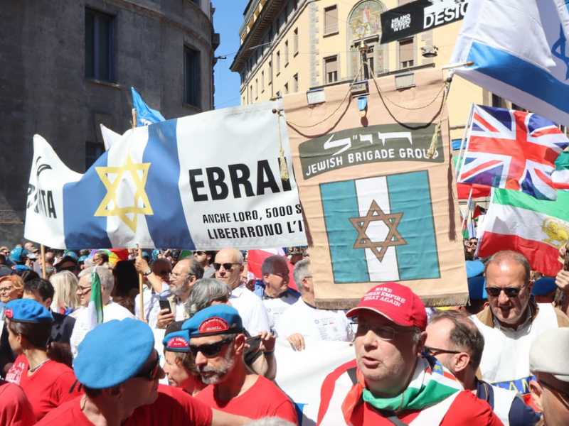 Manifestanti della Brigata Ebraica sfilano per le vie del centro durante il corteo per l'81/o anniversario della Liberazionel Milano, 25 aprile 206. La manifestazione nazionale ha preso il via tra i fischi e le urla "vergogna, vergogna" insieme a "Palestina libera" dei pro Pal. ANSA/PAOLO SALMOIGAGO