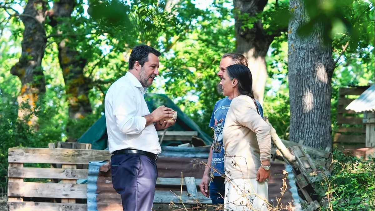 Immagine di Salvini va a Palmoli per incontrare la famiglia nel bosco: "Mi metto a disposizione. Il loro caso è una violenza istituzionale"