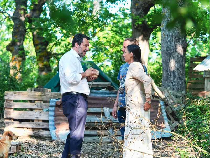 Salvini va a Palmoli per incontrare la famiglia nel bosco: "Mi metto a disposizione. Il loro caso è una violenza istituzionale"