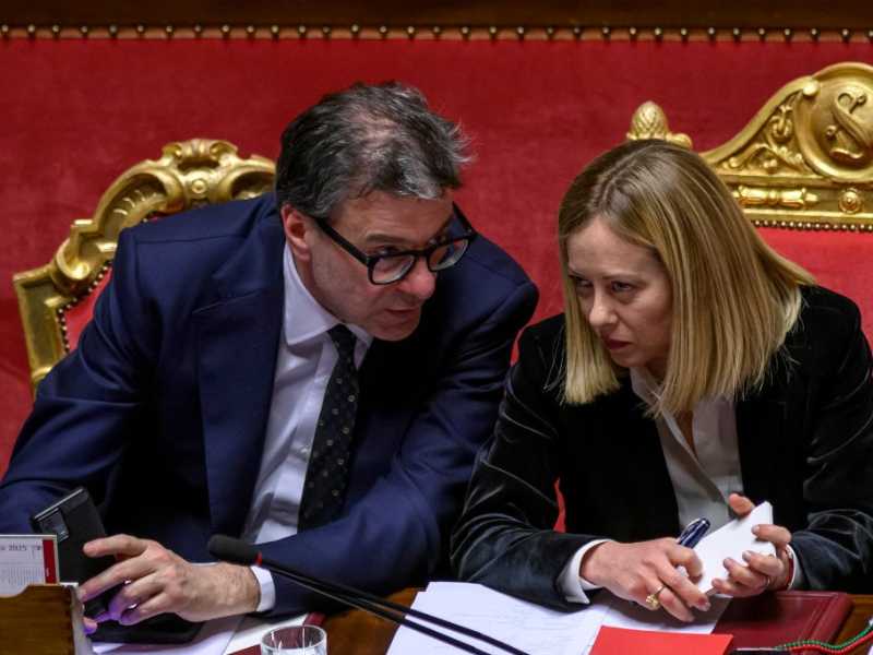 Giancarlo Giorgetti e Giorgia Meloni durante una seduta al Senato (foto Antonio Masiello/Getty Images)