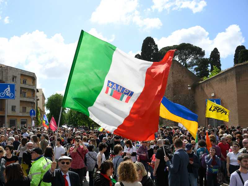 Un'immagine della manifestazione per il 25 Aprile organizzata dall'Anpi a Roma (foto Fabrizio Corradetti per LaPresse)