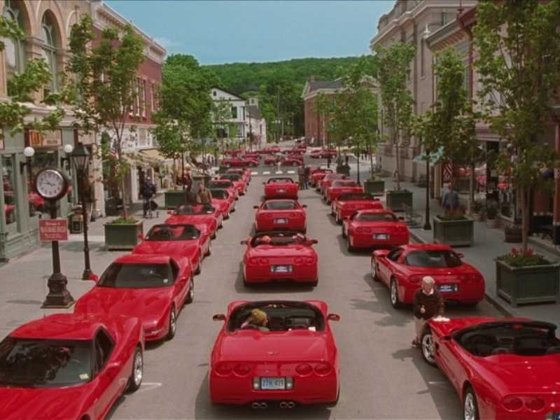 La scena finale del film Mr. Deeds (2002), con le Chevrolet Corvette rosse che Adam Sandler regala a tutti gli abitanti di Mandrake Falls