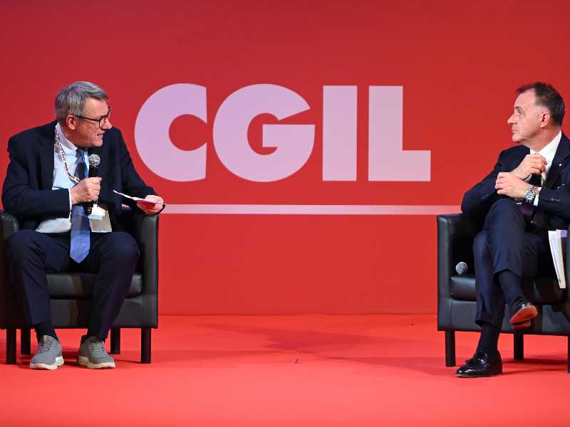 Il segretario della CGIL Maurizio Landini con il presidente di Confindustria Emanuele Orsini (foto Ansa)