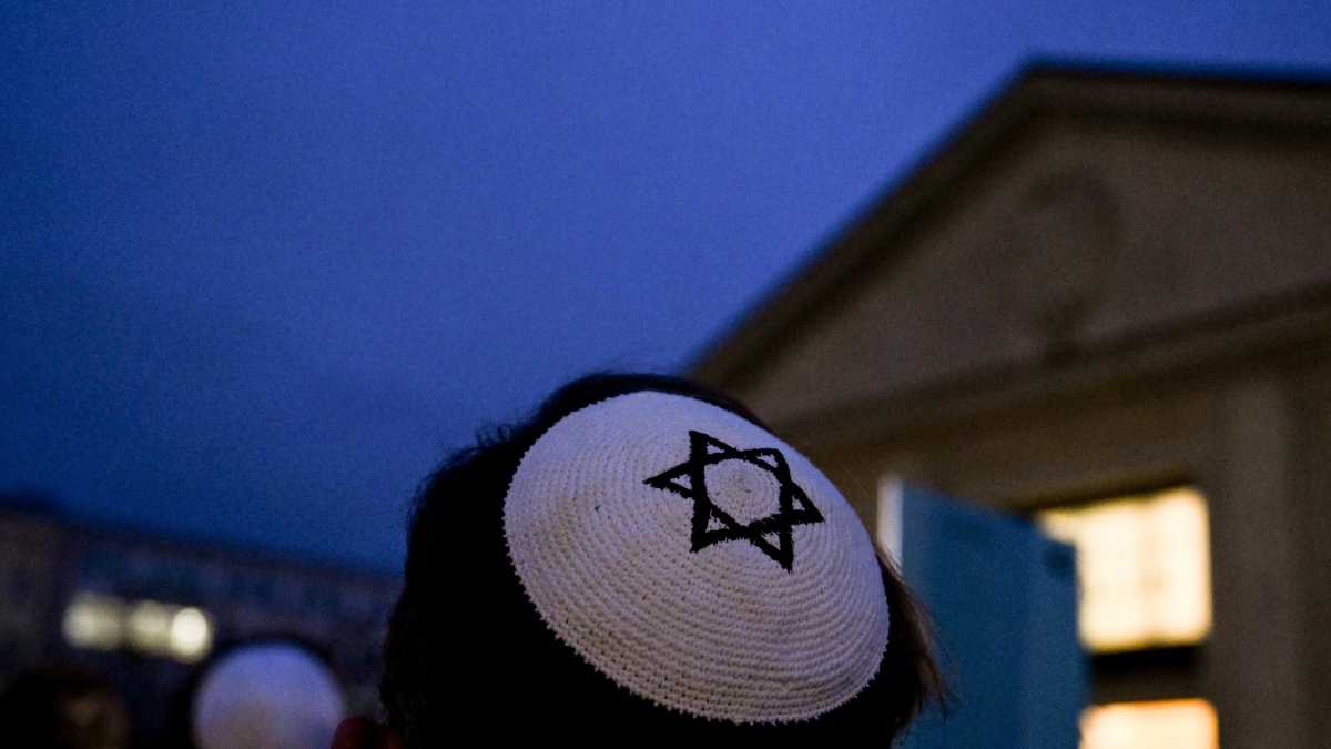 Immagine di Ignobile l’aggressione al 25 aprile, ma in Italia da tre anni si fischietta sulla caccia all’ebreo