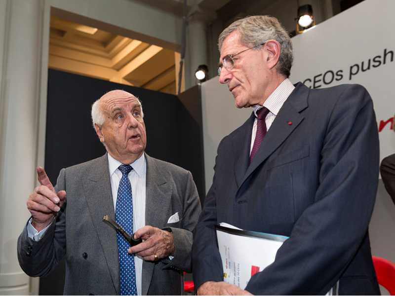 Étienne Davignon (a sinistra), con l'imprenditore francese Gérard Mestrallet (a destra) in una foto d'archivio (Getty Images)