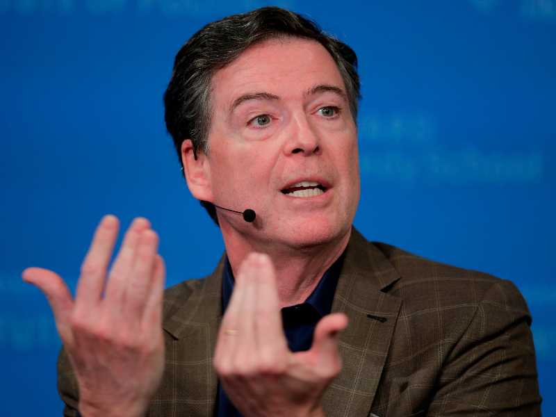L'ex direttore del Federal Bureau of Investigation James Comey nel febbraio 2020 (AP Photo/Charles Krupa)