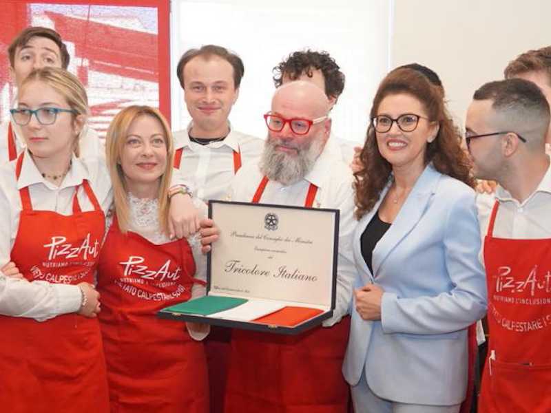 Il primo maggio di Meloni da PizzAut: "Lavoratori straordinari"