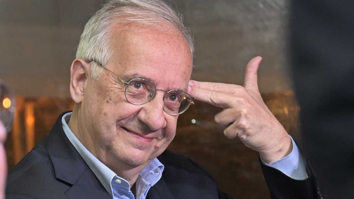 Immagine di L'intervista di Veltroni all’AI. Specchi filosofici e il rischio di scambiare una macchina per un io