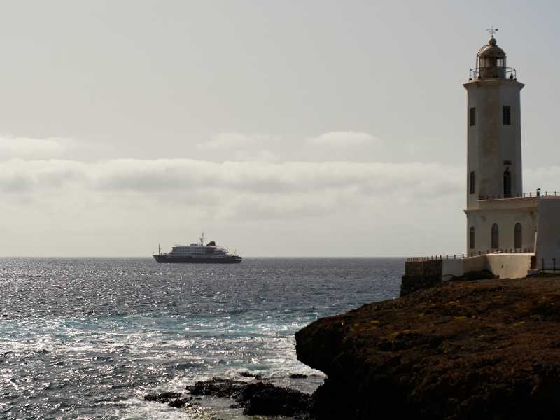 La nave da crociera Mv Hondius ancorata a Capo Verde (LaPresse)