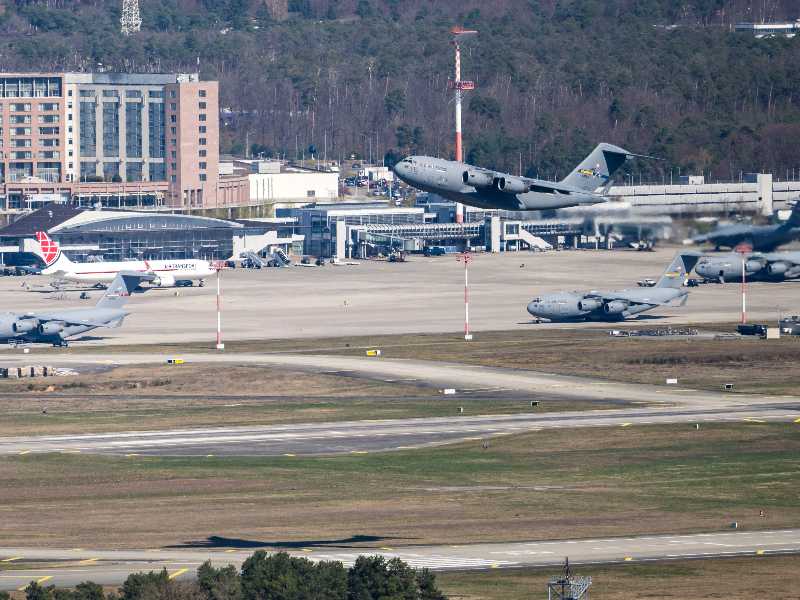 Un aereo da trasporto Boeing C-17A Globemaster III dell'aeronautica militare statunitense decolla dalla base aerea di Ramstein il 2 aprile 2026 (Thomas Lohnes/Getty Images)