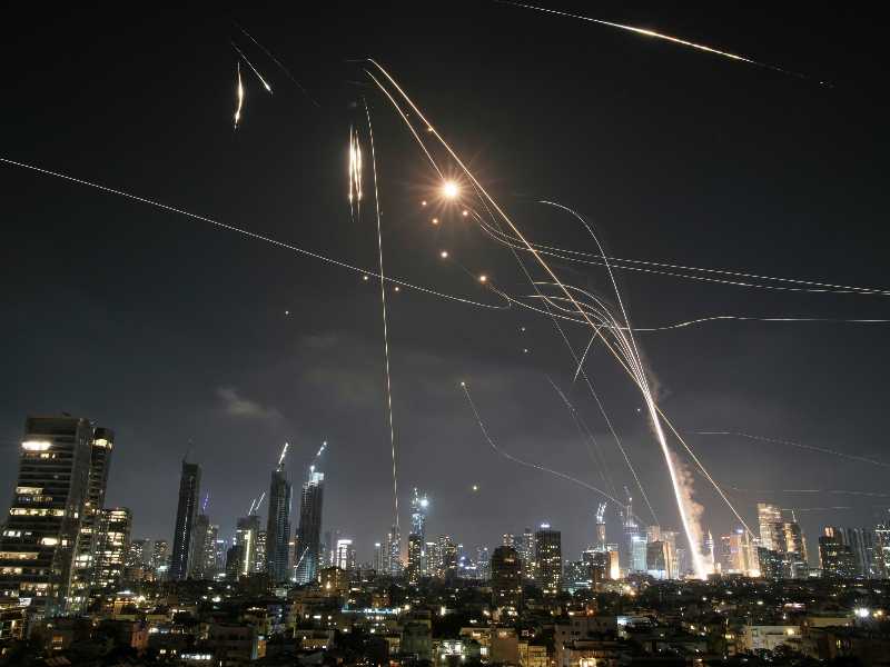 Missili intercettori di una batteria Iron Dom proteggono Tel Aviv (foto LaPresse)