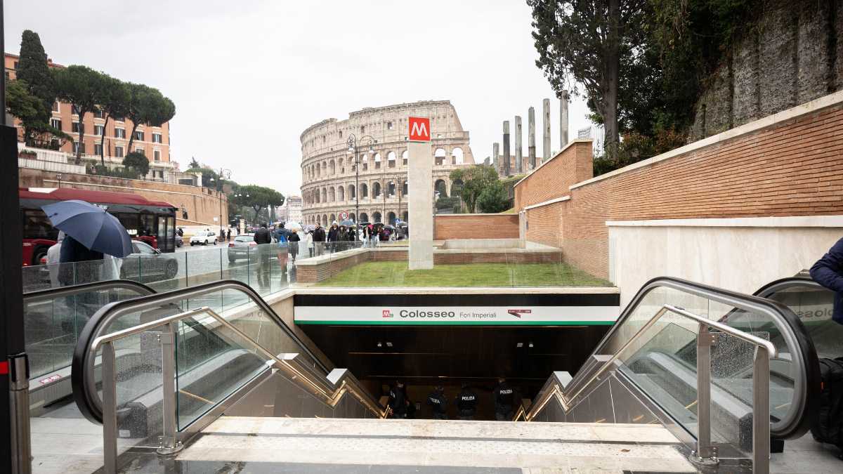 Immagine di Il rapidissimo degrado della nuova stazione metro ai Fori Imperiali