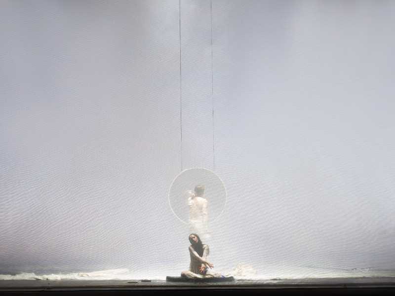 L'enigma dei capelli. Il soprano Sara Blanch è Mélisande nell'allestimento dell'opera di Claude Debussy che finora ha riscosso il maggiore successo della stagione scaligera (photo courtesy Teatro alla Scala)
