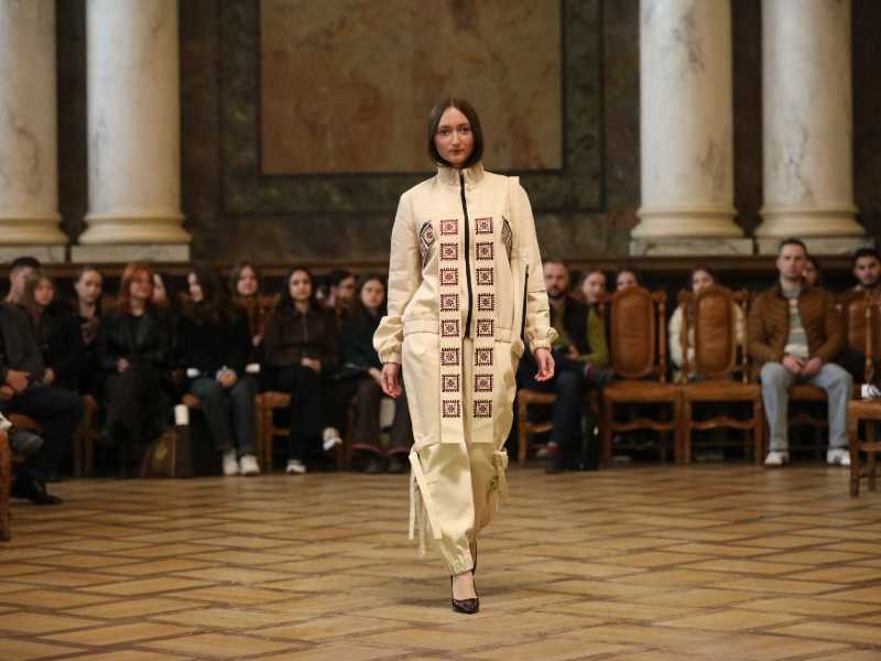 Un capo che riprende motivi geometrici etnici ispirati ai tappeti della Transcarpazia realizzato dagli studenti sfollati del liceo di Severodonetsk (foto courtesy Bruno Neri, Terre des Hommes). Un look dell’ultima collezione Starchak