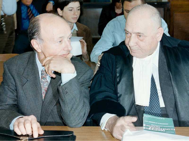 Un'immagine d'archivio di Gianni Cervetti insieme con l'avvocato Iannuzzi, nell'aula del palazzo di giustizia di Milano (foto Ansa)