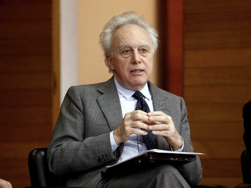 La voce di Giavazzi: "La Consob trattata come la Rai. Veto su Freni dei Berlusconi? Non è normale"
