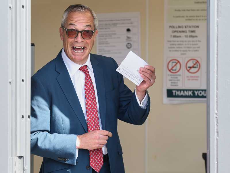 Il leader del Reform Party britannico, Nigel Farage al seggio elettorale per il suo voto alle elezioni (LaPresse)