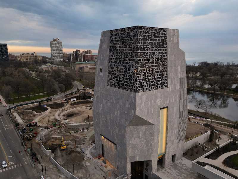 La realizzazione dell’Obama Presidential Center, costata 800 milioni di dollari,  ha richiesto dieci anni. L’inaugurazione è prevista per giugno (foto LaPresse)