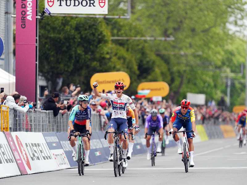 La vittoria di Paul Magnier a Burgas, al termine della 1a tappa del Giro d'Italia 2026 (foto LaPresse)