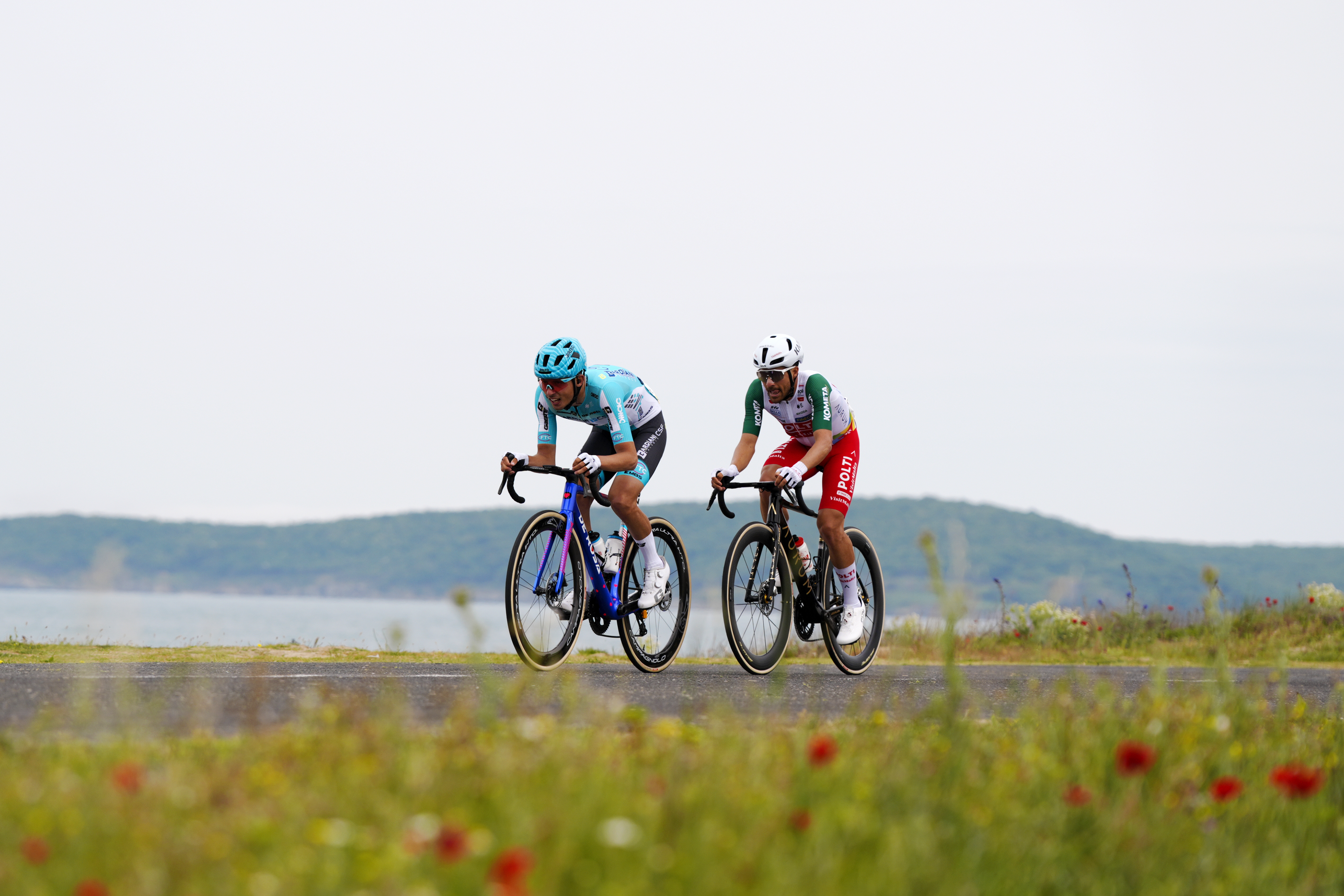 IManuele Tarozzi e Diego Pablo Sevilla durante la prima tappa del Giro d'Italia 2026 (foto LaPresse)