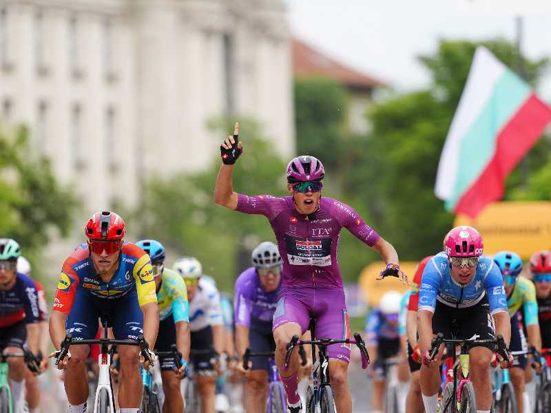 Lo sprint vincente di Paul Magnier (foto LaPresse)