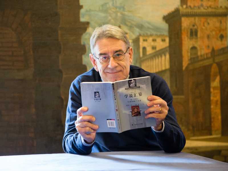 Diliberto è ordinario di Diritto romano alla Sapienza, insegna alla Zhongnan university of economics and law e ha la tessera del Partito comunista della Svizzera