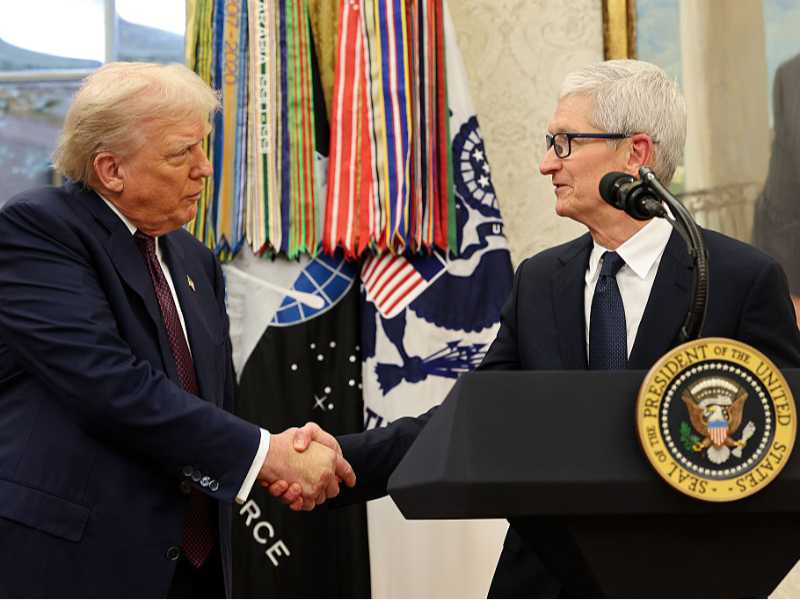 Il presidente statunitense Donald Trump e l'ad di Apple Tim Cook (foto Getty Images)