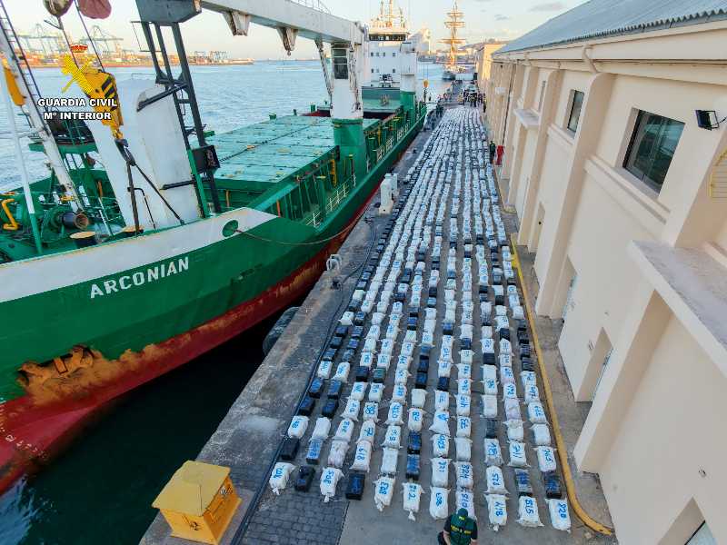 La Arconian e il suo cairco di cocaina al porto di Las Palmas durante le perquisizioni