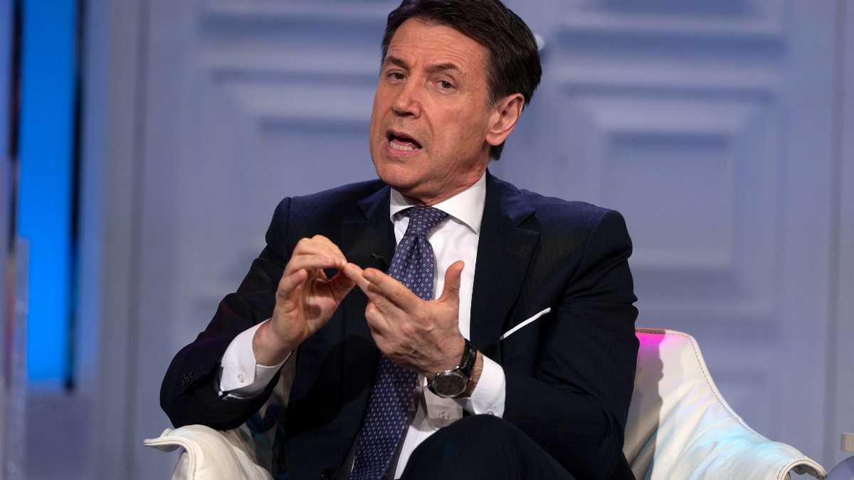Immagine di Baci, abbracci e segnali (a destra e sinistra). Il ritorno di Conte alla Camera