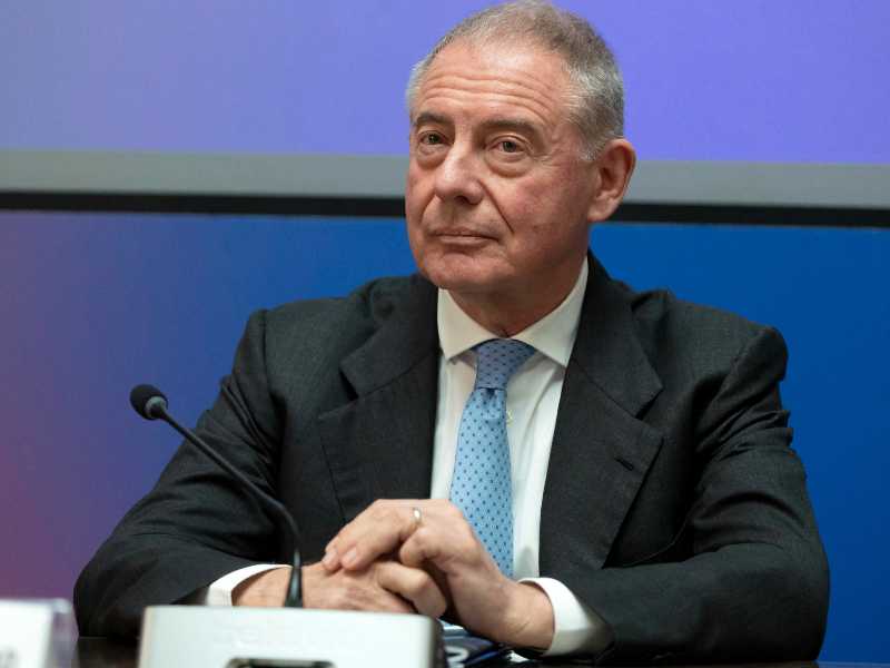 I mille tavoli di Urso. Politiche industriali (senza riunioni), speculazione. Meloni su Electrolux pensa alla “supplenza”